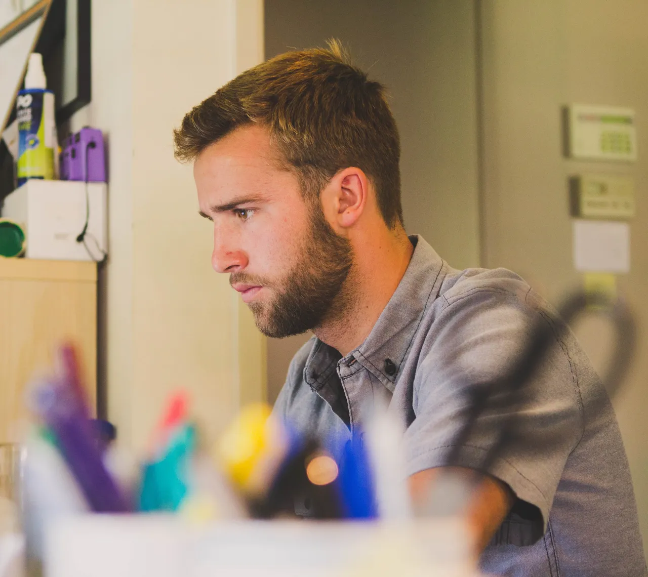 Personne travaillant à distance en télétravail