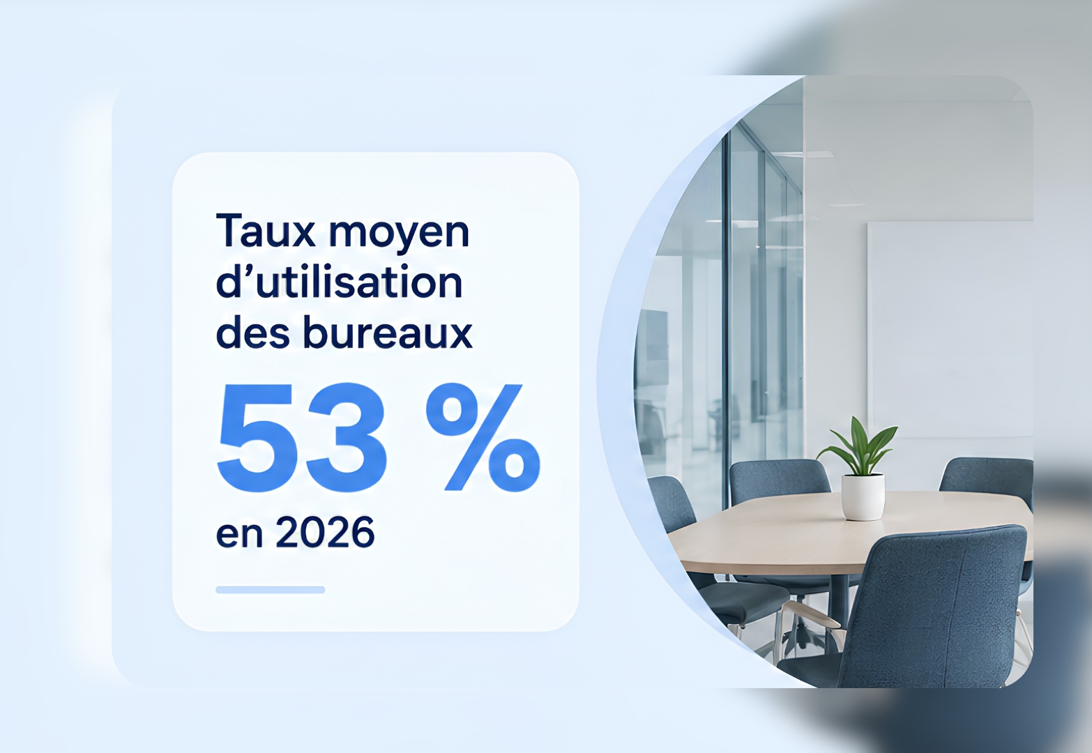 Collaboratrice travaillant à son poste dans un espace de bureau partagé