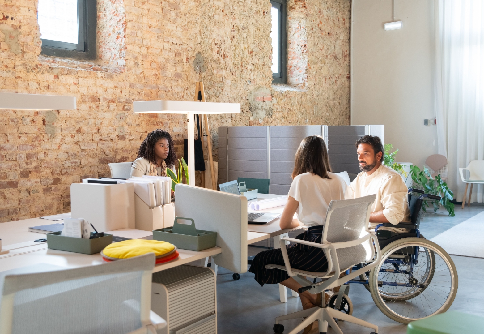 Collaborateurs qui travaillent ensemble dans un bureau partage 