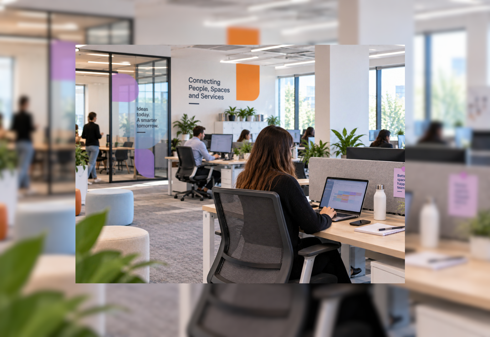 personne qui travaille dans un bureau en flex office